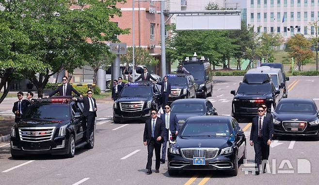 [서울=뉴시스] 고범준 기자 = 27일 서울 강서구 경호안전교육원에서 대통령경호처 경호관들이 제21대 대통령 취임식을 앞두고 차량 퍼레이드 훈련을 하고 있다. 2025.05.27. bjko@newsis.com