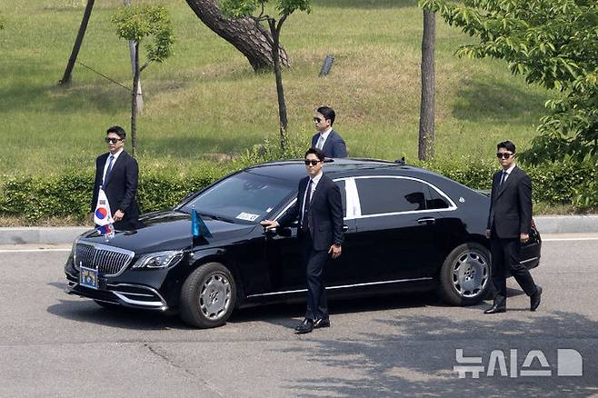 [서울=뉴시스] 고범준 기자 = 대통령경호처 경호관들이 제21대 대통령 취임식을 여드레 앞둔 27일 서울 강서구 경호안전교육원에서 취임식 차량 퍼레이드 시연을 하고 있다. 2025.05.23. bjko@newsis.com