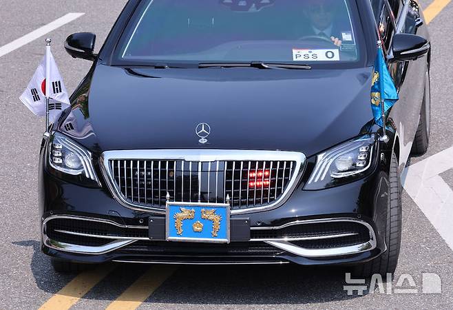 [서울=뉴시스] 고범준 기자 = 27일 서울 강서구 경호안전교육원에서 대통령경호처 경호관들이 제21대 대통령 취임식을 앞두고 차량 퍼레이드 훈련을 하고 있다. 2025.05.27. bjko@newsis.com