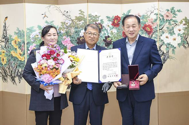 [문경=뉴시스] 신현국 문경시장이 고 이유동 병장 유족에게 무성화랑무공훈장을 전수하고 있다. (사진=문경시 제공) 2025.05.28. photo@newsis.com *재판매 및 DB 금지