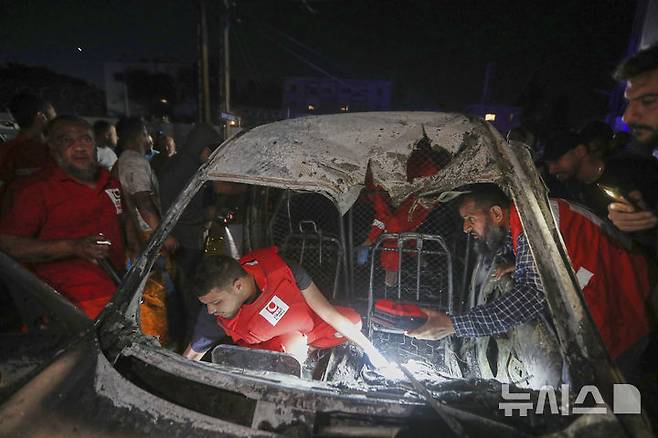 [시돈=AP/뉴시스] 5월 7일 레바논 남부 항구 도시 시돈에서 레바논 구조대원들이 이스라엘의 공습으로 파손된 차량 내부를 조사하고 있다. 2025.05. 28.
