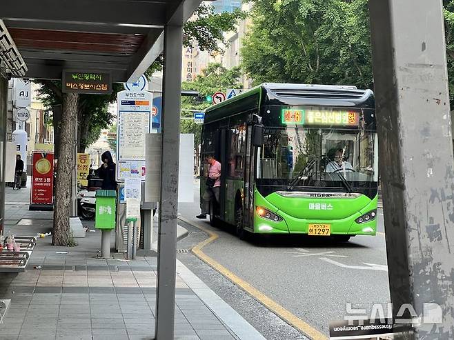 [부산=뉴시스] 원동화 기자 = 부산 시내버스 노사의 임단협이 최종 결렬돼 노조가 총파업에 나서면서 첫차부터 2517대 시내버스 운행을 멈춘 28일 오전 부산진구 부전도서관 시내버스 정류장이 한산하다. 시내버스 준공영제 시행 이후 18년 만에 처음이다. 2025.05.28. dhwon@newsis.com