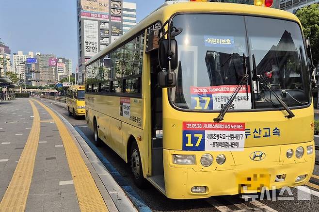 [부산=뉴시스] 김민지 기자 = 노사 협상 결렬로 부산 지역 시내버스가 전면 파업에 돌입한 28일 오전 부산 부산진구 서면역(롯데호텔백화점) 버스중앙차로(BRT)에 대체버스가 운행되고 있다. 2025.05.28. mingya@newsis.com