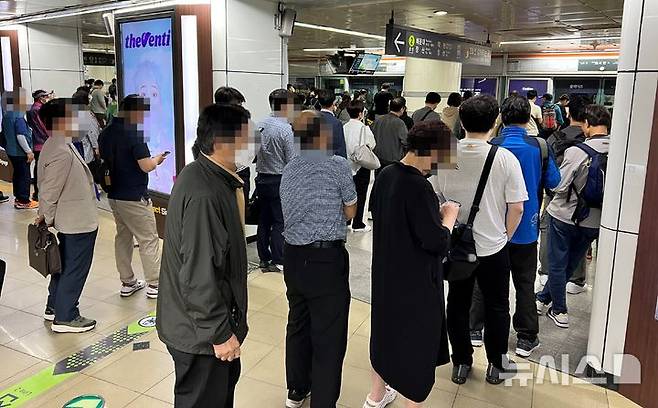 [부산=뉴시스] 원동화 기자 = 부산시내버스 파업으로  28일 오전 부산 도시철도 환승역인 서면역에 출근을 하려는 시민들이 몰려 발디딜 틈이 없다. 부산교통공사는 부산 시내버스 파업으로 인해 출퇴근 시간을 한 시간 연장하고 총 60회의 전동차 운행을 늘렸다. 시내버스 준공영제 시행 이후 18년 만에 처음이다. 2025.05.28. dhwon@newsis.com