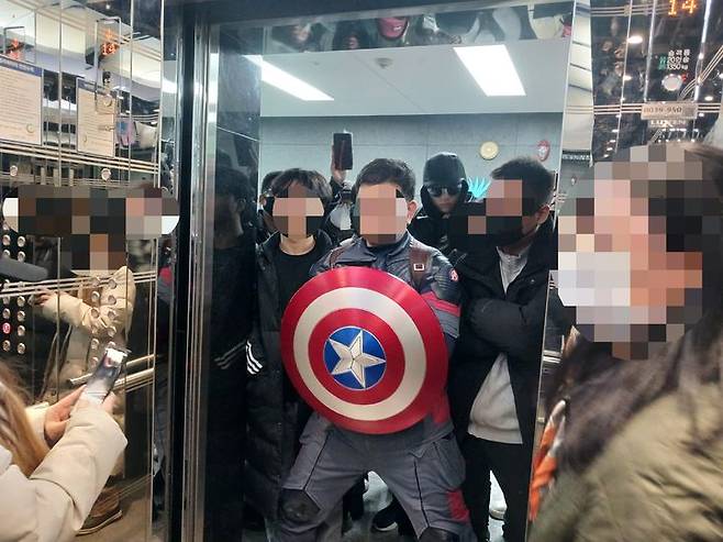 [서울=뉴시스] 우지은 기자 = 영화 캐릭터 '캡틴 아메리카' 복장을 하고 중국 대사관과 경찰서 난입을 시도했던 윤석열 전 대통령 지지자의 1심에서 실형을 선고받았다. 사진은 지난 2월 안씨가 서울 중구 국가인권위원회 건물 14층 엘리베이터 앞을 막고 선 모습. 2025.02.10. now@newsis.com *재판매 및 DB 금지