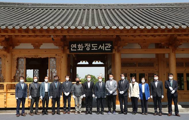 [전주=뉴시스] 전북 전주시는2022년 6월2일 덕진공원의 연화정도서관에서 김승수 시장과 김남규 시의장, 인근 주민 등이 참석한 가운데 도서관 개관식을 개최했다. (사진=뉴시스 DB). photo@newsis.com *재판매 및 DB 금지