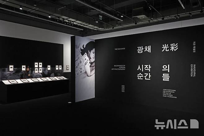 [서울=뉴시스] 박진희 기자 = 서울시립미술관은 신규 분관 서울시립 사진미술관(Photography Seoul Museum of Art) 개관을 앞둔 28일 서울 도봉구 서울시립 사진미술관에서 개관특별전 '광채 光彩 : 시작의 순간들' 전시 작품을 선보이고 있다. 서울시립 사진미술관은 우리나라 공립미술관 중 최초로 설립된 사진 매체 특화 미술관이다. 2025.05.28. pak7130@newsis.com
