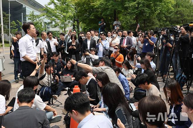 [서울=뉴시스] 권창회 기자 = 이준석 개혁신당 대선 후보가 28일 서울 여의도 여의도공원에서 유세를 마치고 백브리핑을 하고 있다. 2025.05.28. kch0523@newsis.com