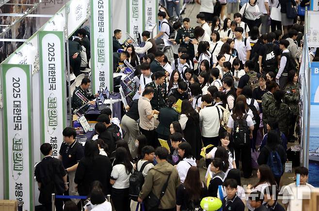 [고양=뉴시스] 김금보 기자 = 28일 경기도 고양시 킨텍스에서 열린 2025 대한민국 고졸 인재 채용박람회가 학생들로 붐비고 있다. 2025.05.28. kgb@newsis.com