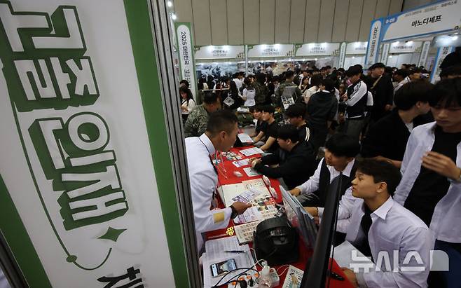 [고양=뉴시스] 김금보 기자 = 28일 경기도 고양시 킨텍스에서 열린 2025 대한민국 고졸 인재 채용박람회에서 학생들이 해병대 간부 모집 상담을 받고 있다. 2025.05.28. kgb@newsis.com