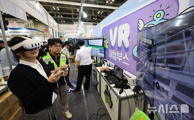 [고양=뉴시스] 김금보 기자 = 28일 경기도 고양시 킨텍스에서 열린 2025 대한민국 고졸 인재 채용박람회에서 학생들이 산업안전 VR체험을 하고 있다. 2025.05.28. kgb@newsis.com