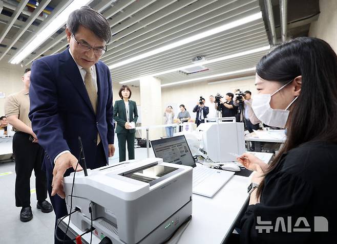 [서울=뉴시스] 이영환 기자 = 노태악 중앙선거관리위원회 위원장이 제21대 대통령 선거 사전투표를 하루 앞둔 28일 오후 서울 광진구 중곡3동주민센터에 마련된 사전투표소를 방문해 모의 투표를 하고 있다. 2025.05.28.  20hwan@newsis.com