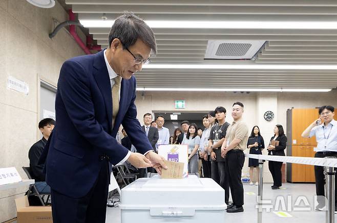 [서울=뉴시스] 이영환 기자 = 노태악 중앙선거관리위원회 위원장이 제21대 대통령 선거 사전투표를 하루 앞둔 28일 오후 서울 광진구 중곡3동주민센터에 마련된 사전투표소를 방문해 모의 투표를 하고 있다. (공동취재) 2025.05.28.  20hwan@newsis.com