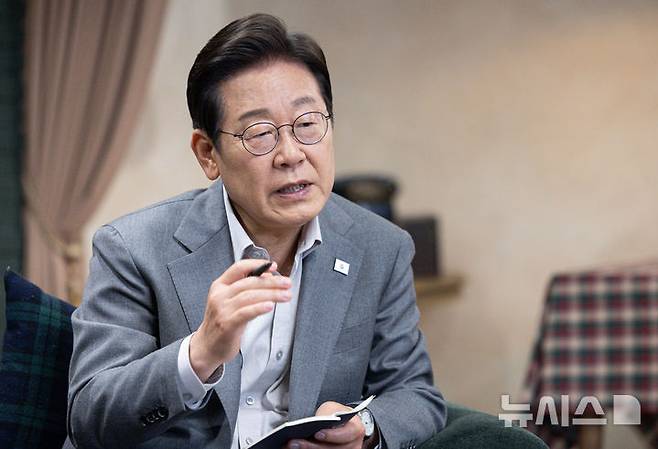 [서울=뉴시스] 조성우 기자 = 이재명 더불어민주당 대선후보가 28일 오후 서울 강남구의 한 스튜디오에서 열린 <K-이니셔TV> '1400만 개미와 한배 탔어요' 유튜브 생방송에서 발언하고 있다. (공동취재) 2025.05.28. photo@newsis.com