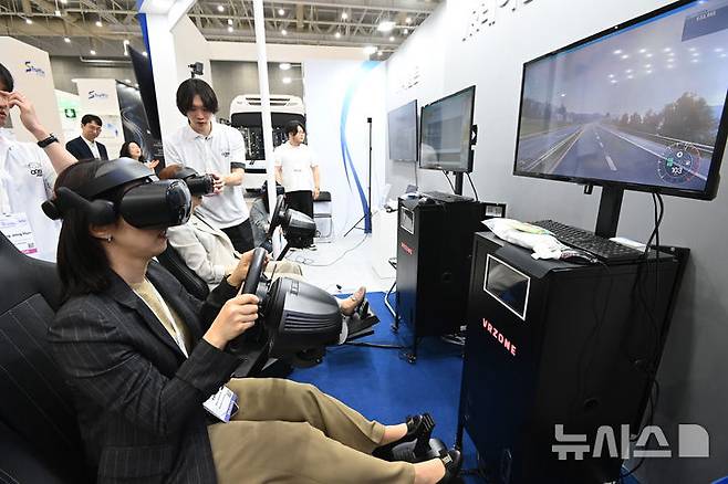 [수원=뉴시스] 김종택 기자 = 28일 경기 수원시 영통구 수원컨벤션센터에서 열린 '2025 수원 ITS 아태총회'에서 관람객들이 VR존을 체험하고 있다. ITS 아태총회는 아시아·태평양 지역 국가 간 정책과 기술을 공유하고, 민관 협력과 기업 간 교류를 확대하는 국제 협력의 장이다. 2025.05.28. jtk@newsis.com
