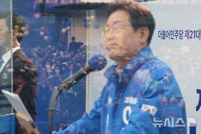 [서울=뉴시스] 조성우 기자 =  28일 오후 서울 광진구 어린이대공원 정문 앞에서 열린 더불어민주당 이재명 대선 후보 광진구·중랑구 집중 유세에서 유권자들이 이 후보의 유세를 지켜보고 있다. (공동취재) 2025.05.28. photo@newsis.com