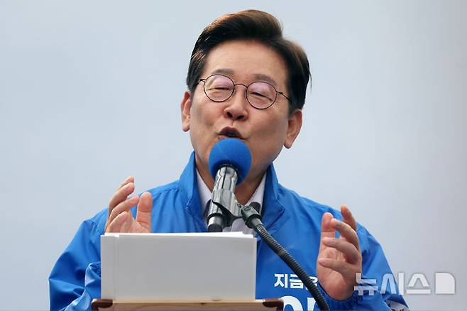 [서울=뉴시스] 조성우 기자 = 이재명 더불어민주당 대선후보가 28일 오후 서울 광진구 어린이대공원 정문 앞에서 열린 집중유세에서 연설하고 있다. 2025.05.28. xconfind@newsis.com