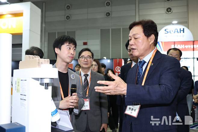 [창원=뉴시스]28일 오후 경남 창원컨벤션센터에서 열린 글로벌 융복합 창업 페스티벌 'GSAT 2025' 개막식에 참석한 박완수 도지사가 전시 부스를 둘러보고 있다.(사진=경남도 제공) 2025.05.28. photo@newsis.com