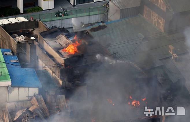 [서울=뉴시스] 홍효식 기자 = 28일 오후 서울 중구 을지로 세운대림상가 인근의 한 건물에서 화재가 발생해 소방대원들이 화재 진압을 하고 있다. 2025.05.28. yesphoto@newsis.com