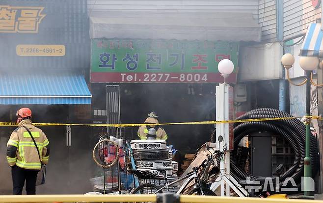 [서울=뉴시스] 이영환 기자 = 28일 오후 서울 중구 을지로 세운대림상가 인근의 한 건물에서 화재가 발생해 소방대원들이 화재 진압을 하고 있다. 2025.05.28. 20hwan@newsis.com