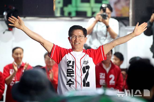 [대구=뉴시스] 이무열 기자 = 김문수 국민의힘 대선 후보가 28일 대구 중구 동성로에서 열린 집중유세에서 지지를 호소하고 있다. 2025.05.28. lmy@newsis.com