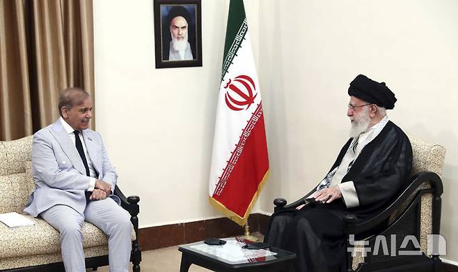 [테헤란=AP/뉴시스] 셰바즈 샤리프(왼쪽) 파키스탄 총리가 26일(현지 시간) 이란 테헤란에서 아야톨라 알리 하메네이 이란 최고지도자와 대담하고 있다. 2025.05.28.