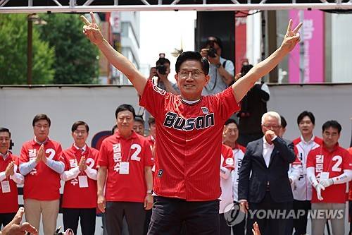 김문수 후보, 다시 찾은 부산 (부산=연합뉴스) 박동주 기자 = 국민의힘 김문수 대선 후보가 28일 부산 서면 쥬디스태화 백화점 앞에서 집중유세를 하고 있다. 2025.5.28 [공동취재] pdj6635@yna.co.kr