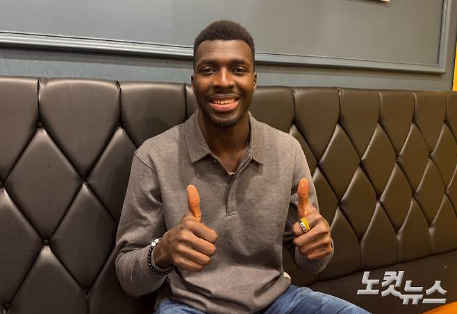 취재진과 인터뷰 중인 케이타. 김조휘 기자