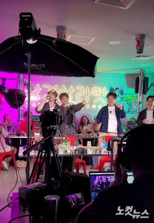 컬트삼총사 출신 정성한이 발굴한 필리핀 힙합 듀오 'GY(Gab & Yen)'의 라이브 스트리밍 현장. 김기용 기자