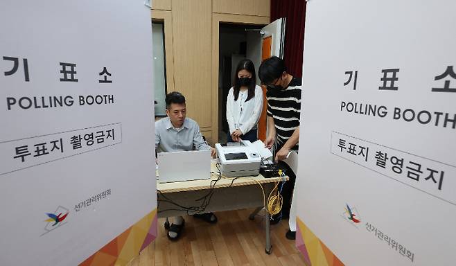 제21대 대통령 선거를 보름 앞둔 19일 경기도 수원시 팔달구 우만1동행정복지센터에서 관계자들이 사전투표 전산장비 모의시험을 하고 있다. 연합뉴스