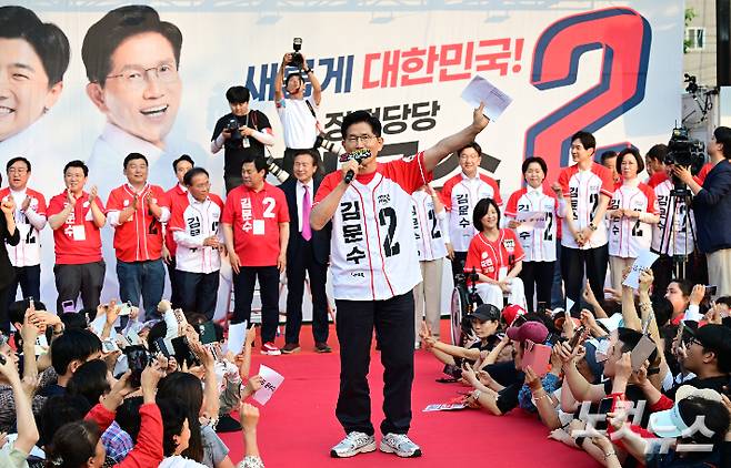 김문수 국민의힘 대통령선거 후보가 28일 부산을 찾아 집중유세에 나선다. 사진을 서울 도봉 집중유세. 황진환 기자