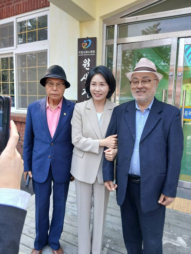 김혜경 여사가 소록도 주민들과 기념촬영했다. 독자 제공