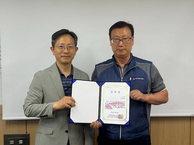 이형식 선거관리위원장과 문병희 지부장이 당선증을 함께 들고 있다. 공무원노조 순천시지부 제공