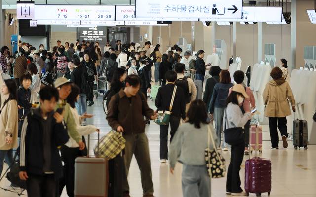 2일 서울 강서구 김포공항 국내선 청사가 연휴를 즐기려는 사람들로 붐비고 있다. 연합뉴스