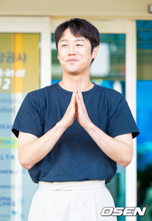 [OSEN=인천공항, 박준형 기자]  tvN 토일드라마 ‘언젠가는 슬기로울 전공의생활’(이하 '언슬전') 출연진들이 26일 오전 인천국제공항을 통해 포상휴가 일정 참석 차 인도네시아 발리로 출국했다.'언슬전'은 생과 사가 공존하는 산부인과에서 인생의 시작과 끝을 마주하며 성장하는 청춘들의 이야기로 지난 18일 최종회에서 자체 최고 시청률을 기록하며 성공적으로 막을 내렸다.배우 정준원이 출국 앞두고 포즈를 취하고 있다.  2025.05.26 / soul1014@osen.co.kr