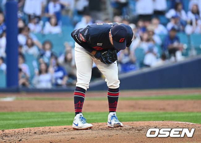 [OSEN=대구, 이석우 기자] 27일 대구삼성라이온즈파크에서 2025 신한 SOL 뱅크 KBO 리그 삼성 라이온즈와 롯데 자이언츠의 경기가 열렸다. 홈팀 삼성은 후라도가, 방문팀 롯데는 감보아가 선발 출전했다. 롯데 자이언츠 선발 투수 감보아가 독특한 투구 동작을 보이고 있다. 2025.05.27 / foto0307@osen.co.kr