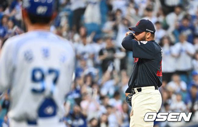 [OSEN=대구, 이석우 기자] 27일 대구삼성라이온즈파크에서 2025 신한 SOL 뱅크 KBO 리그 삼성 라이온즈와 롯데 자이언츠의 경기가 열렸다. 홈팀 삼성은 후라도가, 방문팀 롯데는 감보아가 선발 출전했다. 롯데 자이언츠 감보아가 2회말 2사 만루 긴 투구 동작을 틈타 3중 도루를 허용하고 아쉬워하고 있다. 2025.05.27 / foto0307@osen.co.kr