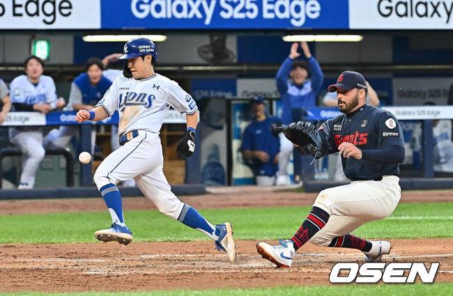 [OSEN=대구, 이석우 기자] 27일 대구삼성라이온즈파크에서 2025 신한 SOL 뱅크 KBO 리그 삼성 라이온즈와 롯데 자이언츠의 경기가 열렸다. 홈팀 삼성은 후라도가, 방문팀 롯데는 감보아가 선발 출전했다. 롯데 자이언츠 감보아가 2회말 2사 2,3루 삼성 라이온즈 김성윤 타석때 폭투를 던지고 홈으로 쇄도하는 김지찬을 막으려 했으나 실패하고 있다. 2025.05.27 / foto0307@osen.co.kr
