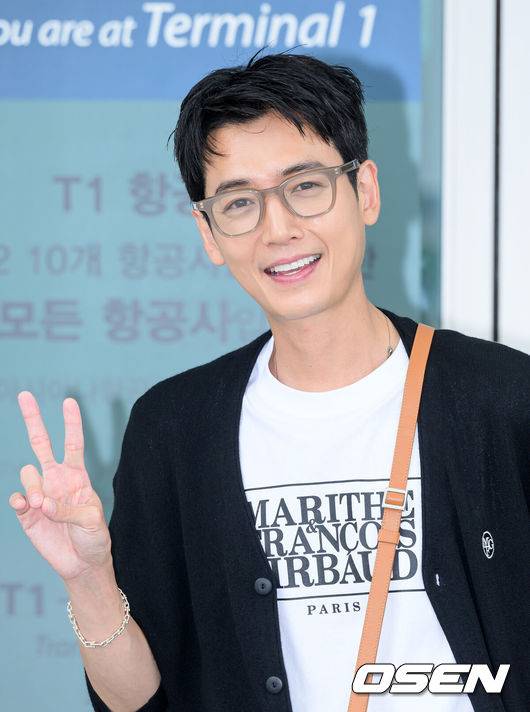 [OSEN=인천공항, 이대선 기자] 배우 정경호가 8일 오전 화보 촬영을 위해 인천국제공항을 통해 런던으로 출국했다.정경호가 출국장으로 향하며 팬과 취재진을 향해 인사를 하고 있다. 2023.07.08 /sunday@osen.co.kr