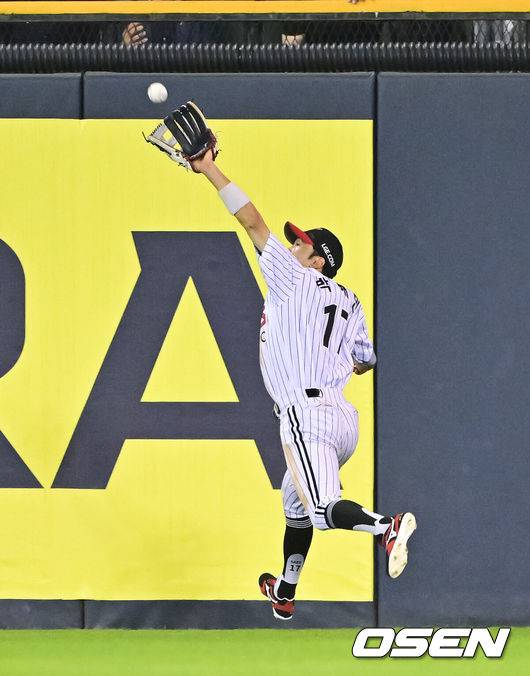 [OSEN=잠실, 박준형 기자] 27일 오후 서울 잠실구장에서 ‘2025 신한 SOL BANK KBO리그’ LG 트윈스와 한화 이글스의 경기가 진행됐다.이날 경기에서 LG은 임찬규를 한화는 황준서를 선발투수로 내세웠다. 8회초 1사 한화 플로리얼의 안타성 타구를 박해민 중견수가 호수비 펼치며 잡아내고 있다.   2025.05.27 / soul1014@osen.co.kr