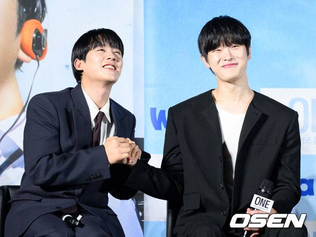 [OSEN=이대선 기자] 28일 서울 광진구 롯데시네마 건대입구에서 웨이브 오리지널 'ONE : 하이스쿨 히어로즈' 제작발표회가 열렸다.‘ONE :&nbsp;하이스쿨 히어로즈’는 아버지의 억압에 시달리던 전교&nbsp;1등 의겸(이정하)과 그의 천부적인 싸움 재능을 이용하려는 윤기(김도완)가 복면을 쓴&nbsp;‘하이스쿨 히어로즈’를 결성해 억눌린 분노를 폭발시켜 학교 폭력 서열을 뒤엎는 하이스쿨 액션 드라마다.배우 이정하와 김도완이 미소를 짓고 있다. 2025.05.28 /sunday@osen.co.kr