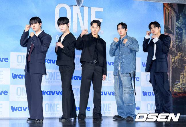 [OSEN=이대선 기자] 28일 서울 광진구 롯데시네마 건대입구에서 웨이브 오리지널 'ONE : 하이스쿨 히어로즈' 제작발표회가 열렸다.‘ONE :&nbsp;하이스쿨 히어로즈’는 아버지의 억압에 시달리던 전교&nbsp;1등 의겸(이정하)과 그의 천부적인 싸움 재능을 이용하려는 윤기(김도완)가 복면을 쓴&nbsp;‘하이스쿨 히어로즈’를 결성해 억눌린 분노를 폭발시켜 학교 폭력 서열을 뒤엎는 하이스쿨 액션 드라마다.배우 이정하, 김도완, 유희제, 육준서, 임성균이 포토타임을 하고 있다. 2025.05.28 /sunday@osen.co.kr