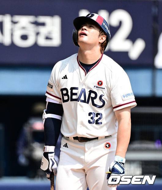 [OSEN=잠실, 지형준 기자] 25일 서울 잠실구장에서 2025 신한 SOL Bank KBO리그 두산 베어스와 NC 다이노스의 경기가 열렸다.이날 두산은 잭로그, 콜어빈, NC는 최성용을 선발로 내세웠다.1회말 1사 만루에서 두산 김재환이 삼진을 당하며 아쉬워하고 있다. 2025.05.25 /jpnews@osen.co.kr