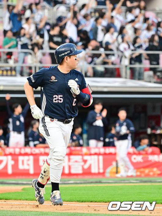 [OSEN=수원, 박준형 기자]  28일 오후 수원 KT위즈파크에서 열린 ‘2025 신한 SOL BANK KBO리그’ KT 위즈와 두산 베어스의 경기가 진행됐다.이날 경기에는 KT는 쿠에바스를, 두산을 최민석을 선발투수로 내세웠다.3회초 두산 선두타자 양의지가 솔로홈런을 날리고 베이스를 돌고 있다. 2025.05.28 / soul1014@osen.co.kr