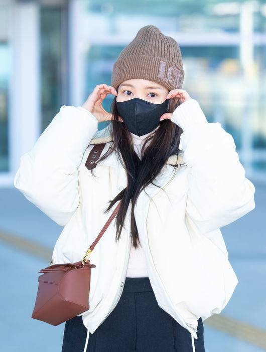 [OSEN=인천공항, 김성락 기자] 배우 박민영이 26일 오후 인천국제공항을 통해 '제9회 아시아 아티스트 어워즈'(The 9th Asia Artist Awards 이하 AAA) 시상식 참석 차 태국 방콕으로 출국했다.'AAA'는 지난 2016년 처음 개최, 배우와 가수를 통합해 시상하는 국내 최초의 통합 시상식이다.배우 박민영이 포즈를 취하고 있다.   2024.12.26 / ksl0919@osen.co.kr