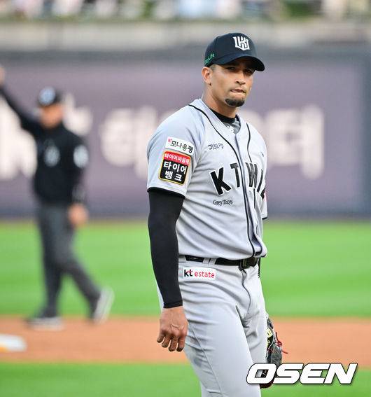 [OSEN=수원, 박준형 기자]  28일 오후 수원 KT위즈파크에서 열린 ‘2025 신한 SOL BANK KBO리그’ KT 위즈와 두산 베어스의 경기가 진행됐다.이날 경기에는 KT는 쿠에바스를, 두산을 최민석을 선발투수로 내세웠다.1회초 이닝종료 후 4실점 허용한 KT 쿠에바스가 아쉬워하고 있다.    2025.05.28 / soul1014@osen.co.kr