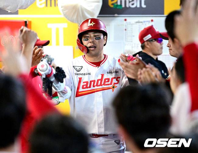 [OSEN=인천, 최규한 기자] 28일 인천 SSG랜더스필드에서 ‘2025 신한 SOL Bank KBO리그’ SSG 랜더스와 NC 다이노스의 경기가 열렸다.홈팀 SSG는 김광현, 방문팀 NC는 목지훈을 선발투수로 내세웠다.6회말 무사 SSG 한유섬이 달아나는 우중간 솔로포를 치고 홈을 밟은 뒤 더그아웃 동료들과 기뻐하고 있다. 개인통산 200홈런 기록. 2025.05.28 / dreamer@osen.co.kr