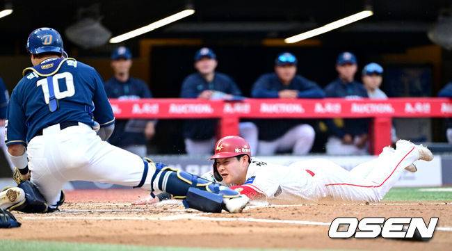 [OSEN=인천, 최규한 기자] 28일 인천 SSG랜더스필드에서 ‘2025 신한 SOL Bank KBO리그’ SSG 랜더스와 NC 다이노스의 경기가 열렸다.홈팀 SSG는 김광현, 방문팀 NC는 목지훈을 선발투수로 내세웠다.2회말 2사 만루 상황 SSG 최정의 2타점 2투타 때 1루 주자 최준우가 홈으로 내달려 슬라이딩 해 상대 실책을 틈타 세이프되고 있다. 2025.05.28 / dreamer@osen.co.kr