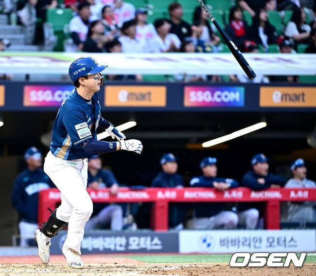 [OSEN=인천, 최규한 기자] 28일 인천 SSG랜더스필드에서 ‘2025 신한 SOL Bank KBO리그’ SSG 랜더스와 NC 다이노스의 경기가 열렸다.홈팀 SSG는 김광현, 방문팀 NC는 목지훈을 선발투수로 내세웠다.3회초 2사 1, 2루 상황 NC 박건우가 중견수 키를 넘기는 2타점 2루타를 날리고 있다. 2025.05.28 / dreamer@osen.co.kr