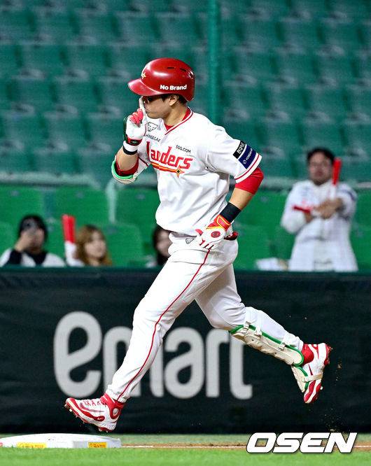 [OSEN=인천, 최규한 기자] 28일 인천 SSG랜더스필드에서 ‘2025 신한 SOL Bank KBO리그’ SSG 랜더스와 NC 다이노스의 경기가 열렸다.홈팀 SSG는 김광현, 방문팀 NC는 목지훈을 선발투수로 내세웠다.6회말 무사 SSG 한유섬이 달아나는 우중간 솔로포를 치고 그라운드를 돌며 세리머니를 펼치고 있다. 개인통산 200홈런 기록. 2025.05.28 / dreamer@osen.co.kr